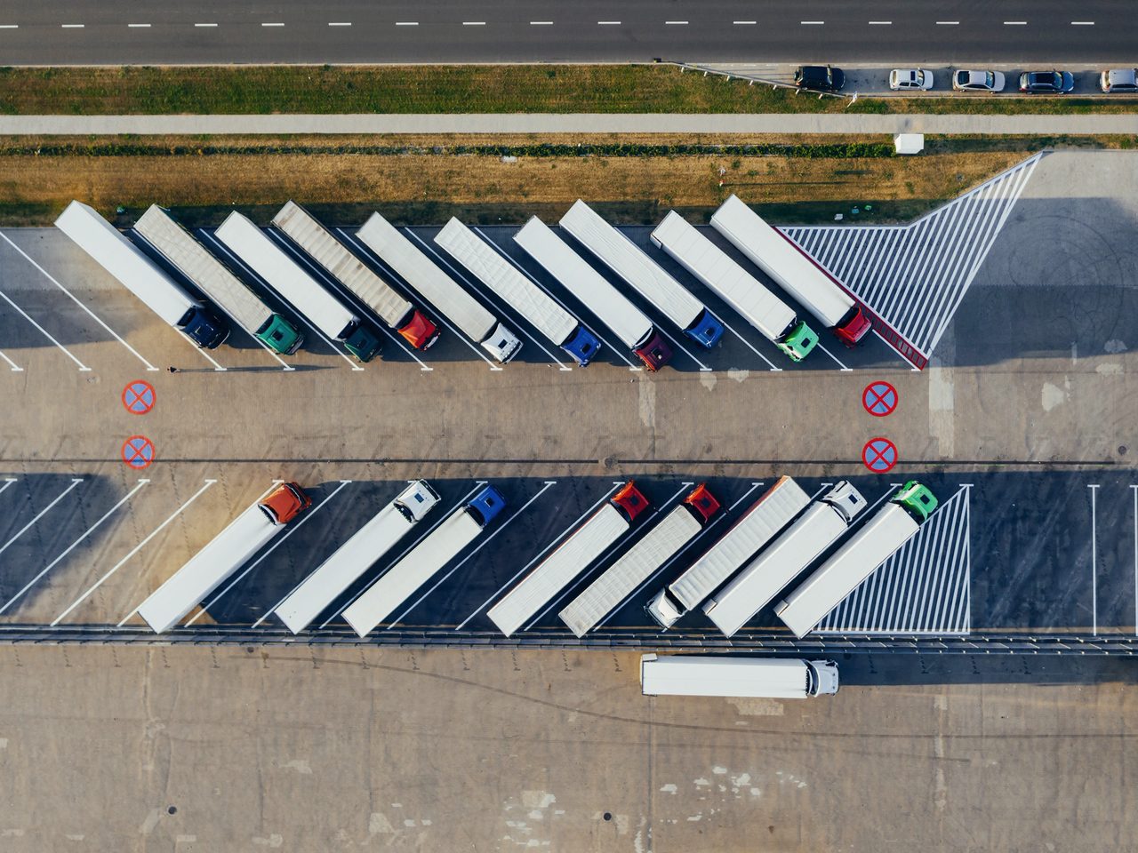 Flota de camiones de distribución estacionados en fila.